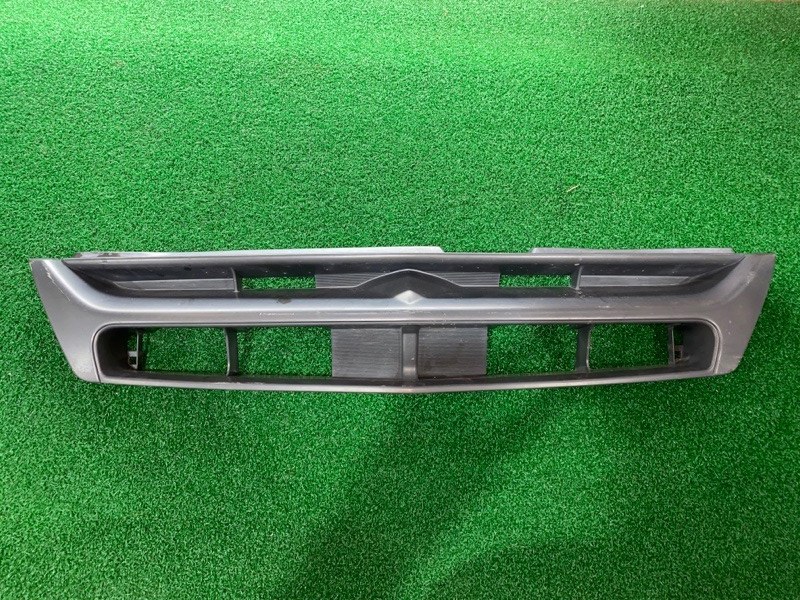 Решетка Nissan Ad Y11 (б/у) Решетка Nissan Ad Y11 (б/у)