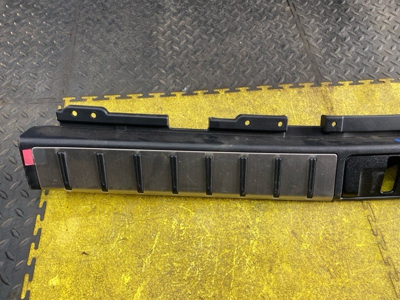 Накладка замка багажника задняя RX450H 2018 GYL25 2GR-FXS