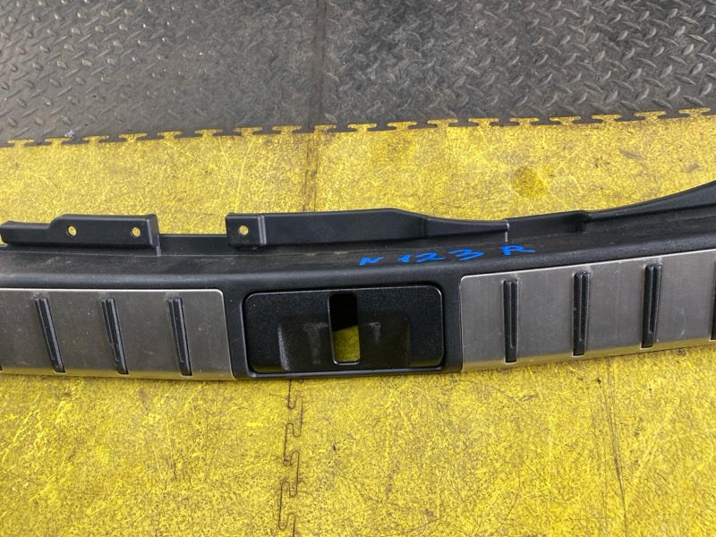 Накладка замка багажника задняя LEXUS RX450H GYL25 2GR-FXS