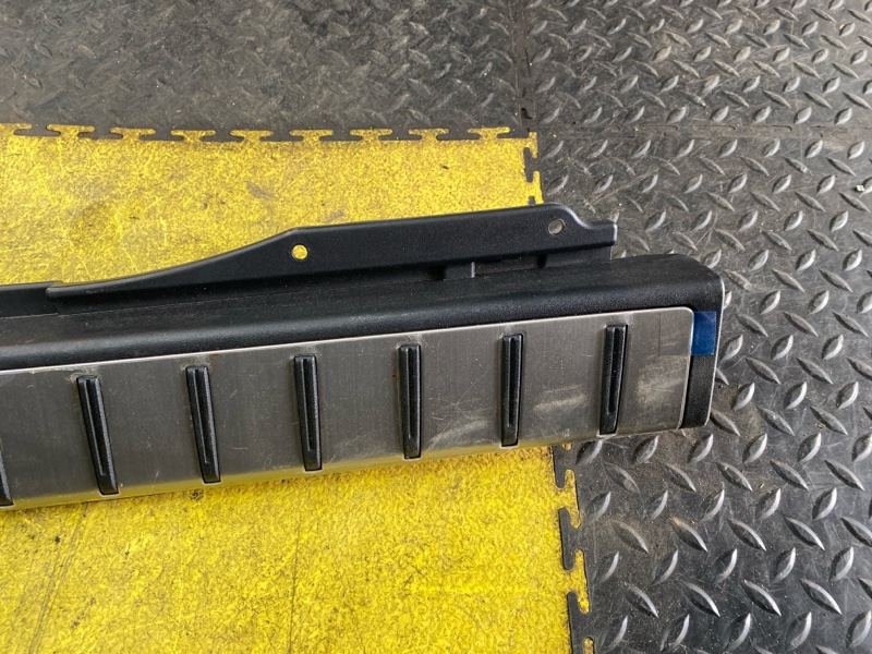 Накладка замка багажника задняя RX450H 2018 GYL25 2GR-FXS
