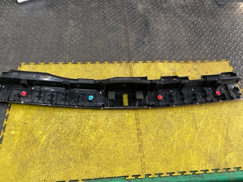 Накладка замка багажника задняя RX450H 2018 GYL25 2GR-FXS