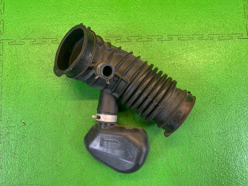 Патрубок воздушного фильтра левый FUGA 2013 KNY51 VQ37-VHR Патрубок воздушного фильтра левый FUGA 2013 KNY51 VQ37-VHR