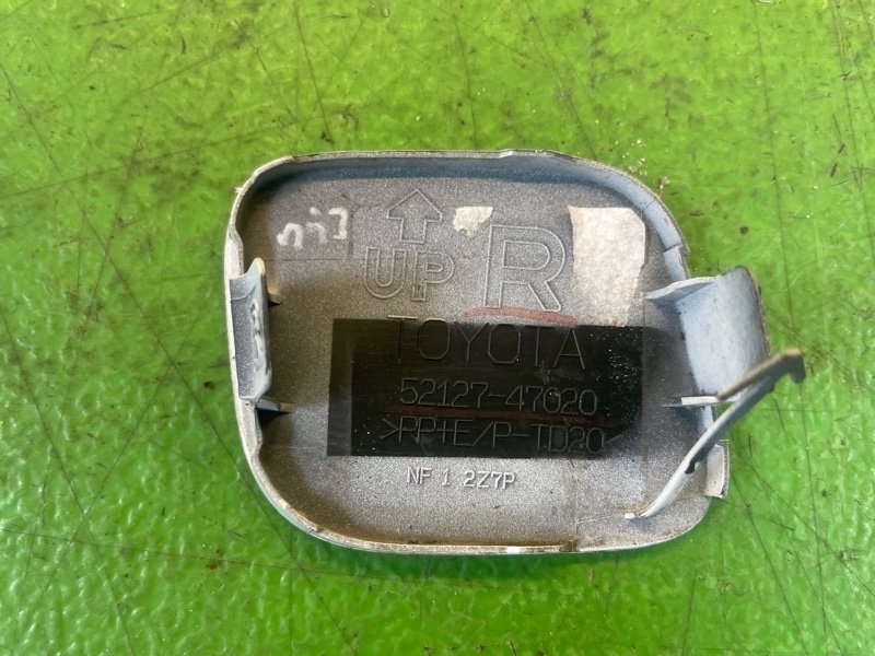 Заглушка бампера передняя правая PRIUS 2011 ZVW30 2ZR-FXE