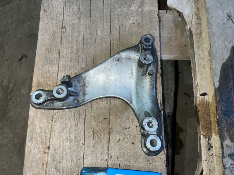 Кронштейн компрессора кондиционера Citroen C-Crosser 2012 EP 4HN 7813A216 контрактная