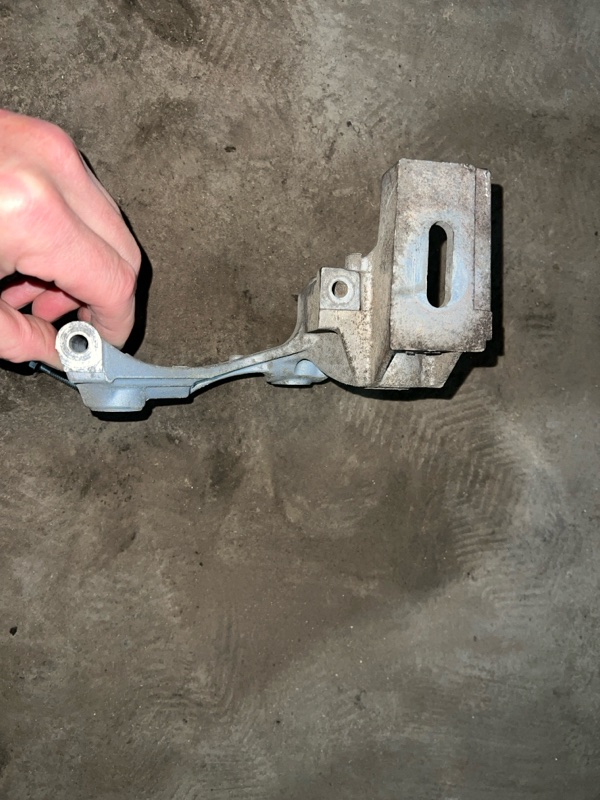 Кронштейн генератора Nissan Tiida C11X HR16DE Кронштейн генератора Nissan Tiida C11X HR16DE