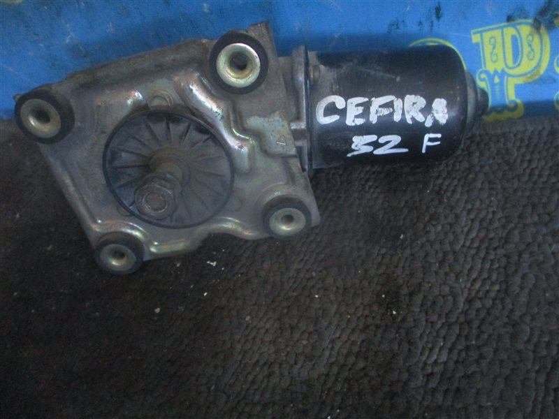 Мотор дворников Nissan Cefiro A32 передний