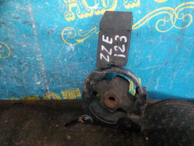 Подушка двигателя Toyota Corolla Fielder ZZE 123 передняя