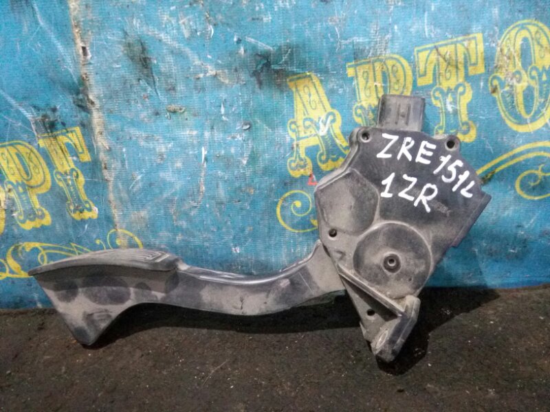 Педаль подачи топлива Toyota Corolla ZRE151L 1ZR-FE 2013