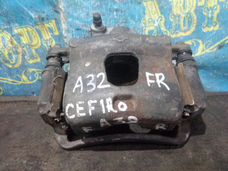 Суппорт Nissan Cefiro A32 передний правый