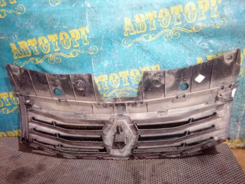 Решетка радиатора Renault Sandero BS1Y K4MC697 2011