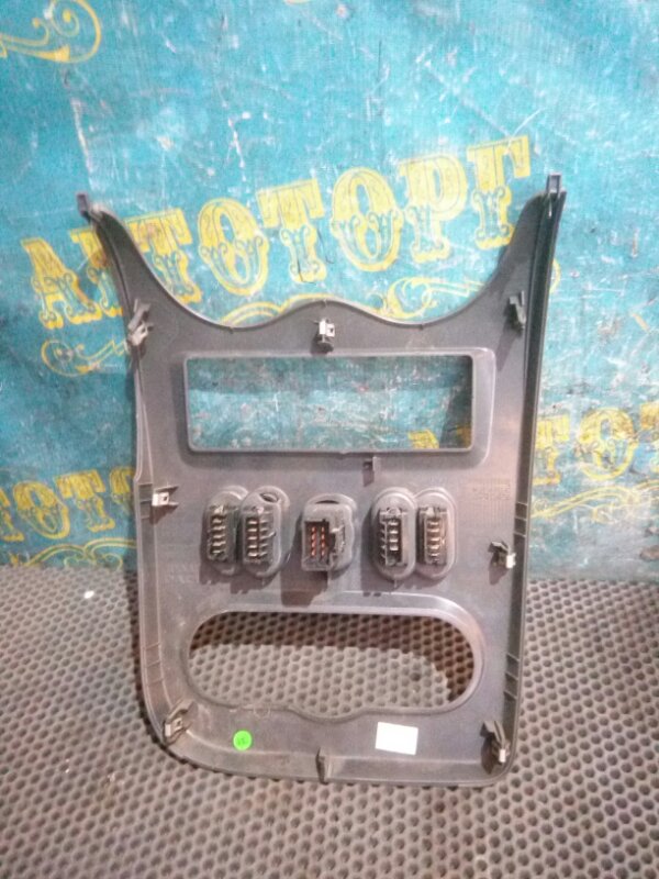 Консоль магнитофона Renault Sandero BS1Y K4MC697 2011