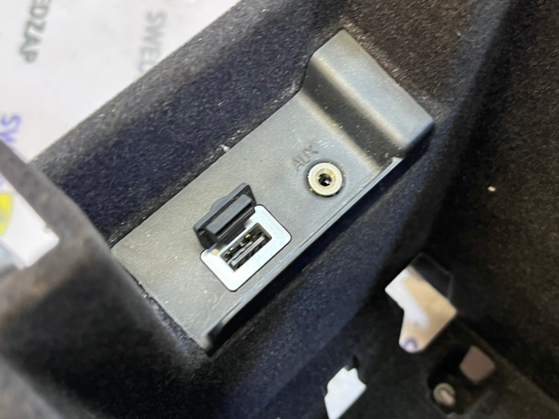 Подлокотник S60 2015 B4164T