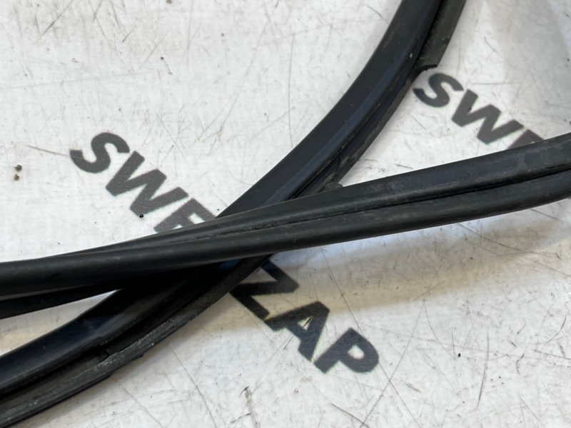 Уплотнитель порога правый S60 2015 B4164T