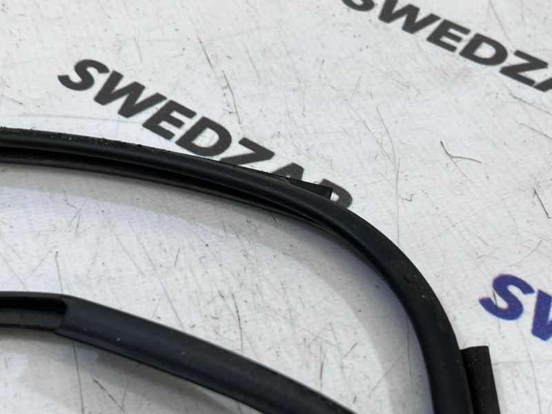 Уплотнитель порога правый S60 2015 B4164T