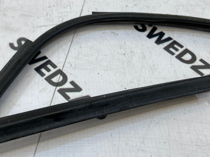 Уплотнитель порога правый S60 2015 B4164T