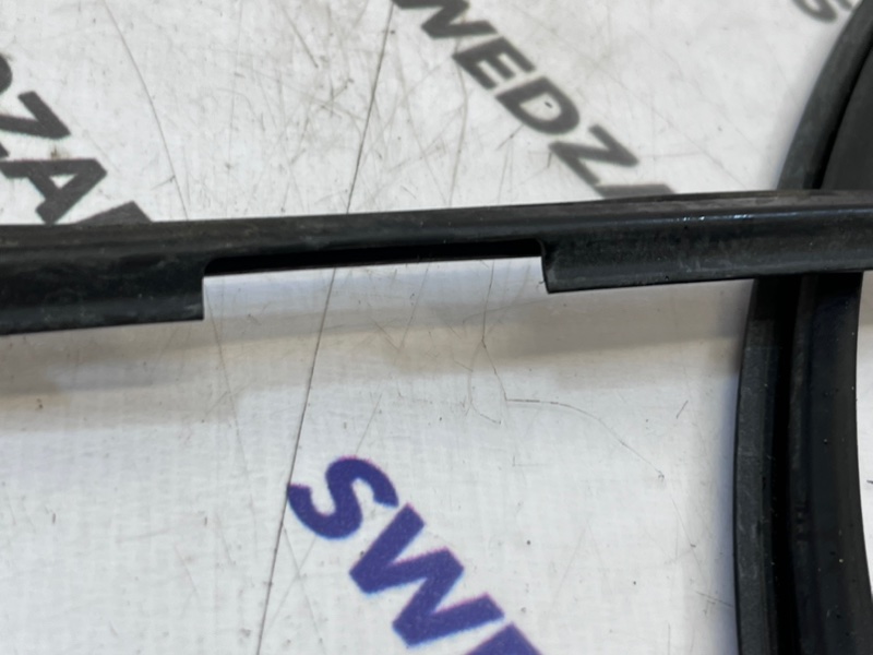 Уплотнитель порога правый S60 2015 B4164T