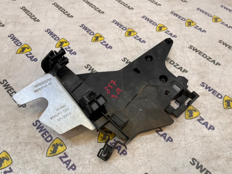 Кронштейн замка двери задний правый Volvo XC70 BZ 31253942 контрактная