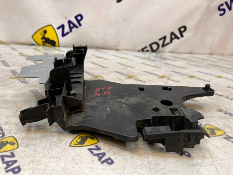 Кронштейн замка двери задний правый Volvo XC70 BZ