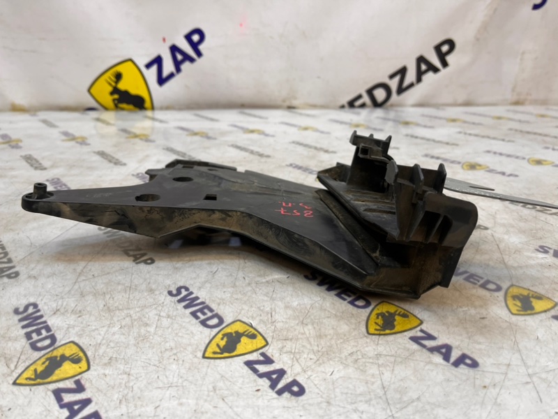 Кронштейн замка двери задний правый XC70 BZ