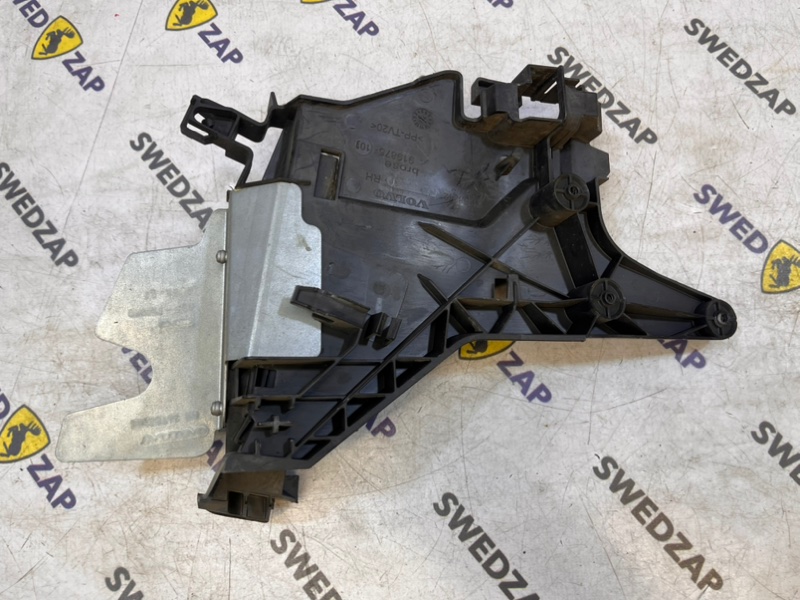 Кронштейн замка двери задний правый XC70 BZ