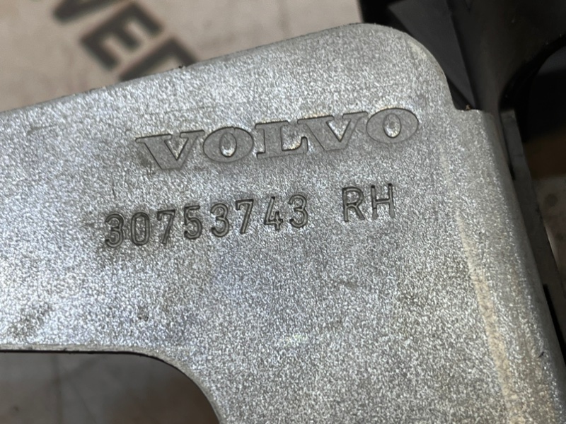 Кронштейн замка двери задний правый XC70 BZ