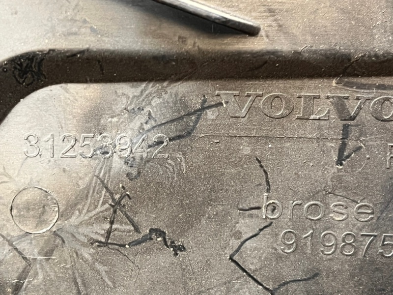 Кронштейн замка двери задний правый XC70 BZ