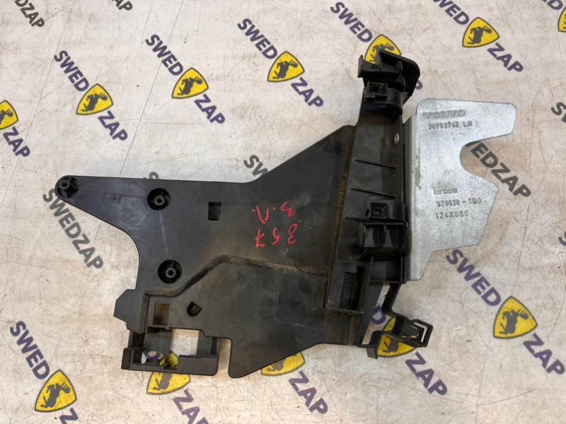 Кронштейн замка двери задний левый XC70 BZ