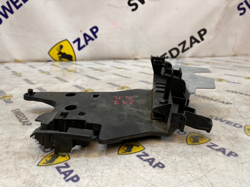 Кронштейн замка двери задний левый Volvo XC70 BZ