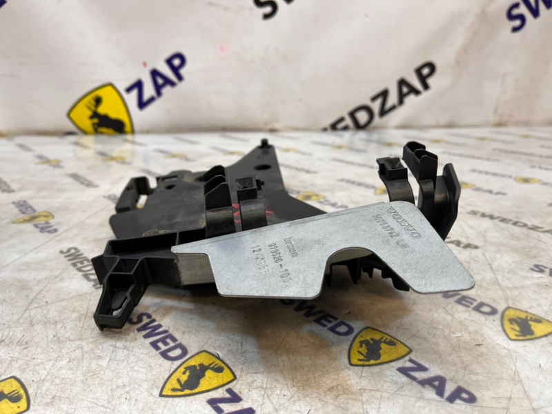 Кронштейн замка двери задний левый XC70 BZ