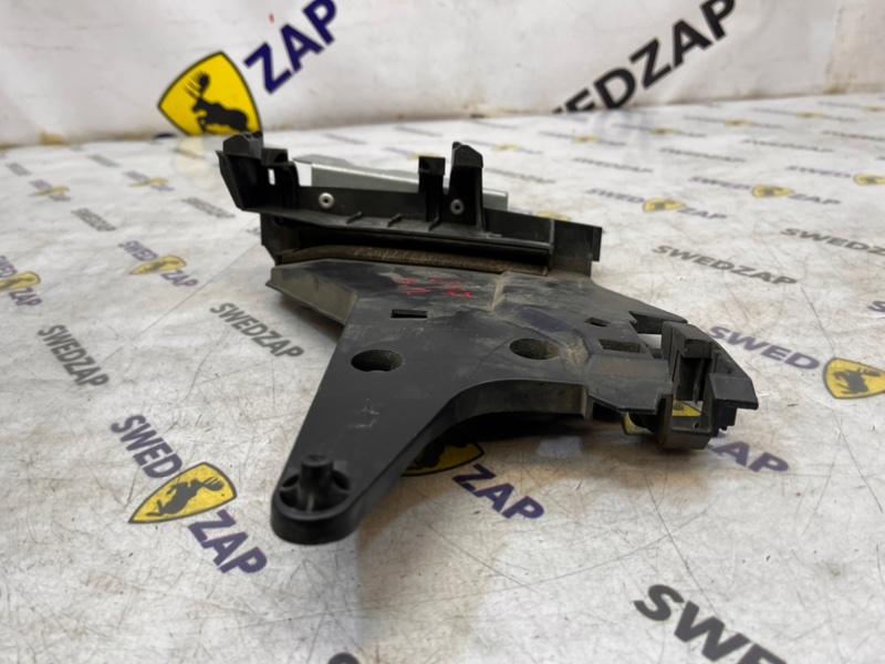 Кронштейн замка двери задний левый XC70 BZ