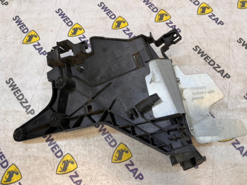 Кронштейн замка двери задний левый XC70 BZ