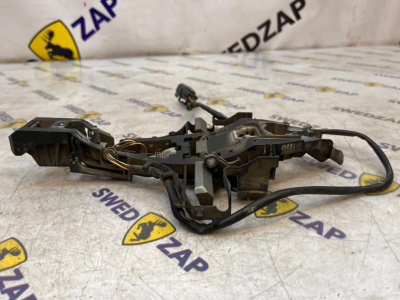 Кронштейн ручки двери передний правый S80 AS