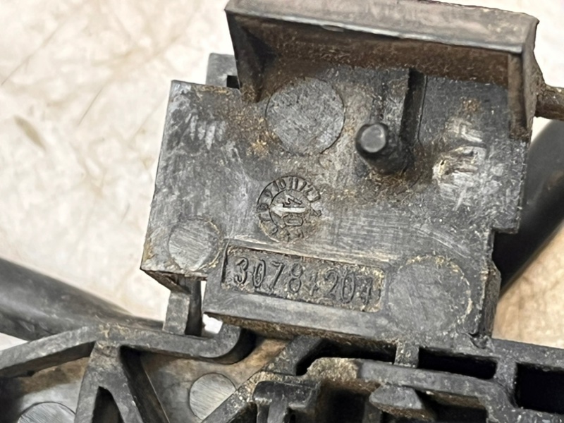 Кронштейн ручки двери передний правый S80 AS