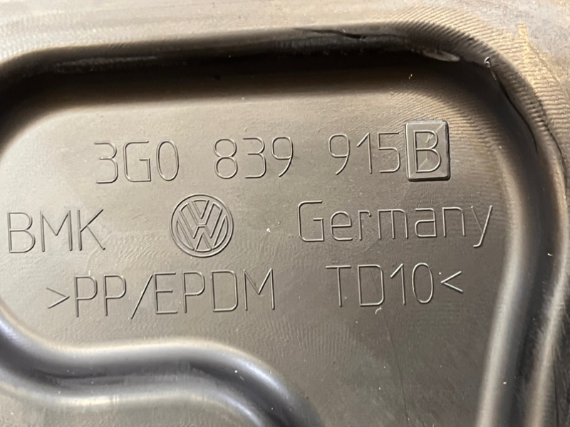 Накладка двери задняя левая passat 2018 CJSA