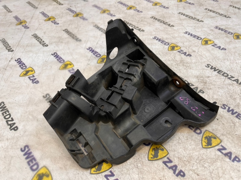 Кронштейн бампера передний правый Volvo XC70 2008 B6324S 31214961 контрактная
