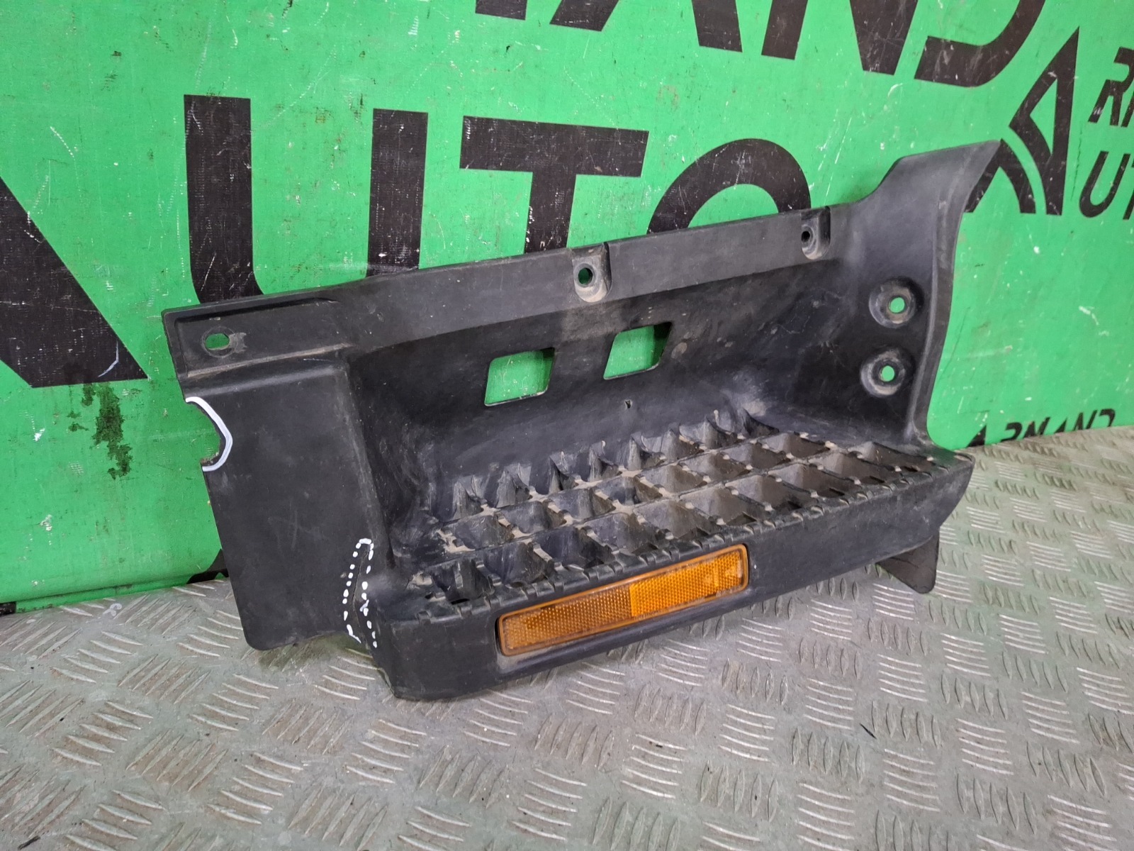 Подножка порога левая Isuzu N-Series NPR