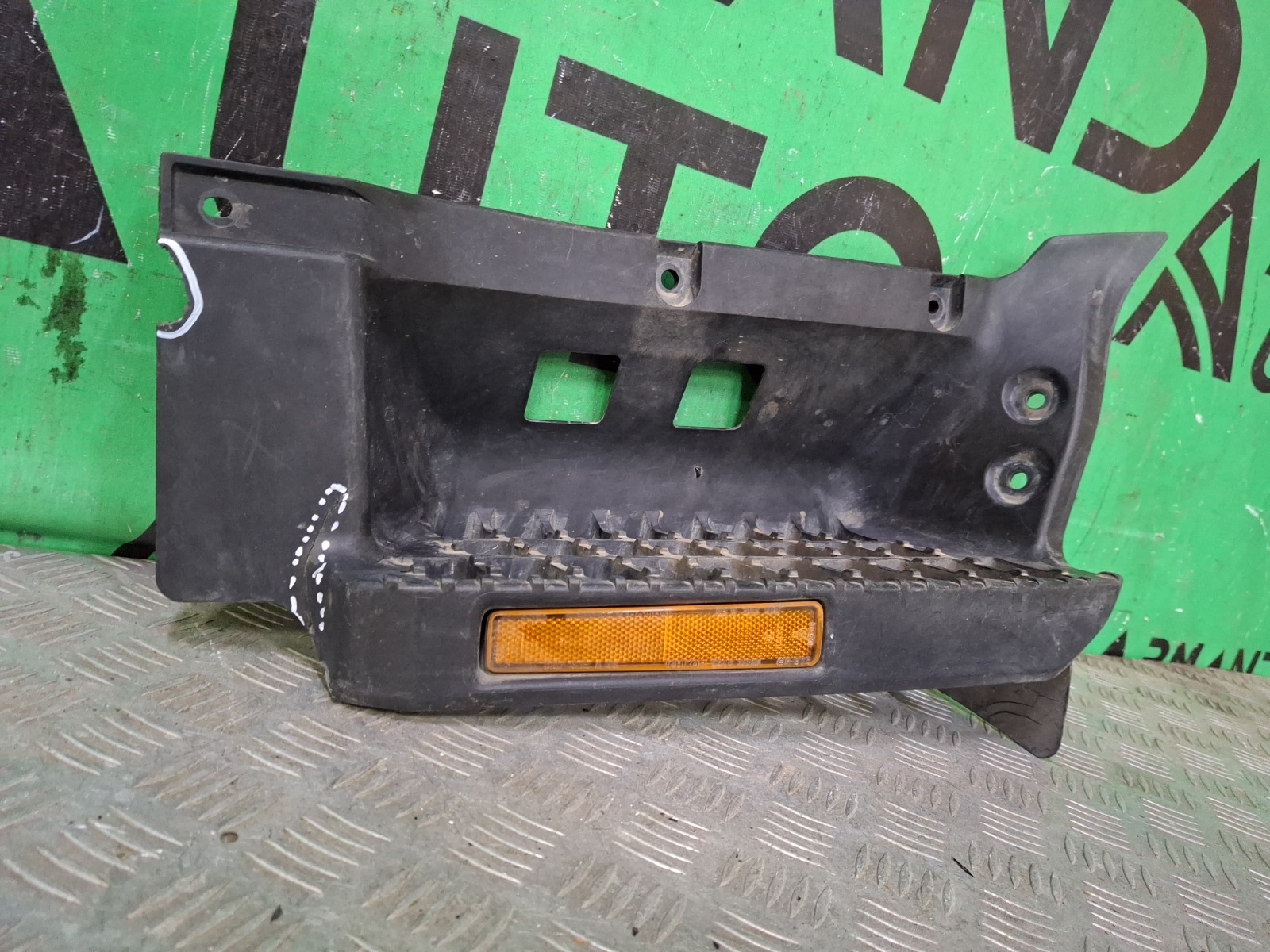 Подножка порога левая N-Series 2014-нв NPR