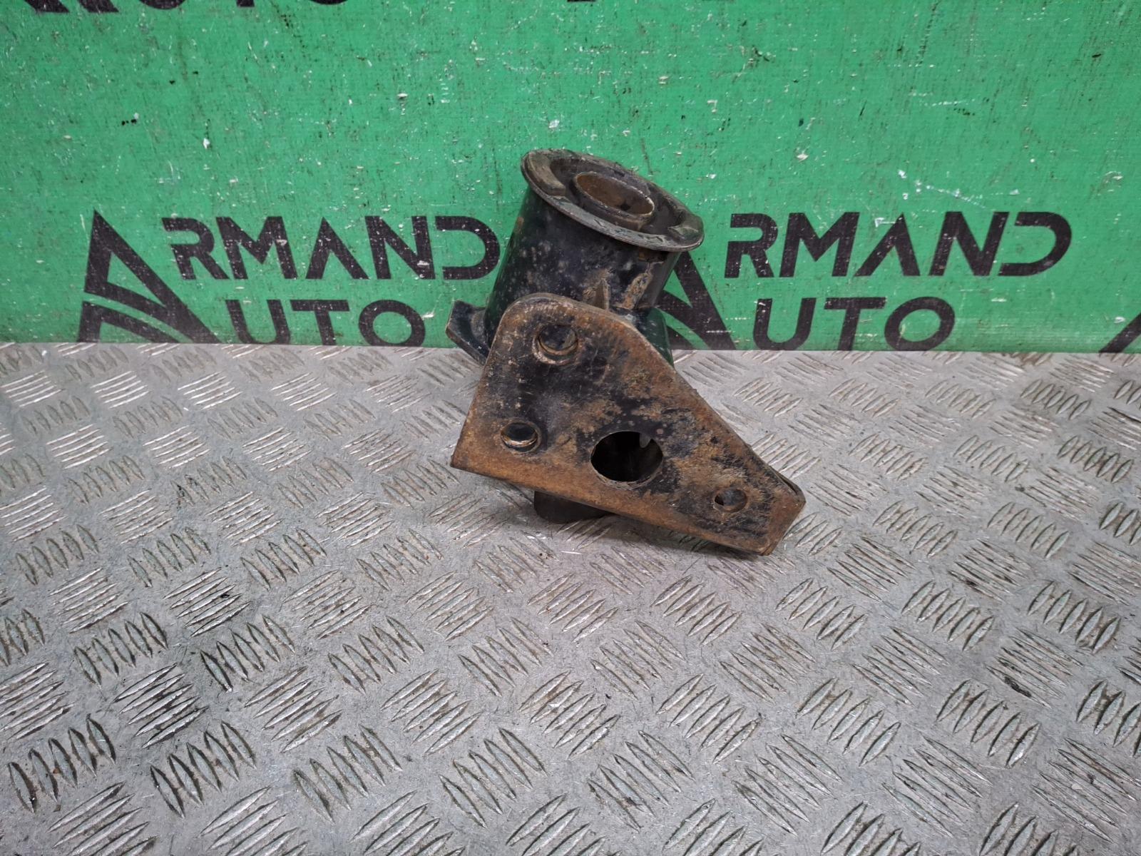 Кронштейн торсиона кабины правый N-Series 2014-нв NPR