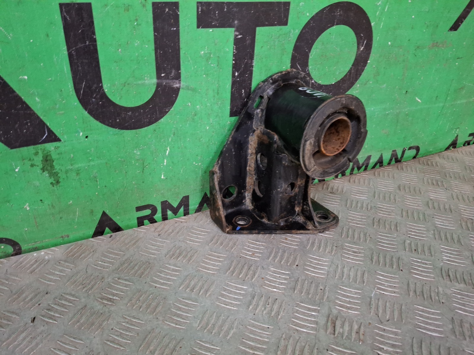 Кронштейн торсиона кабины левый N-Series 2014-нв NPR Кронштейн торсиона кабины левый N-Series 2014-нв NPR