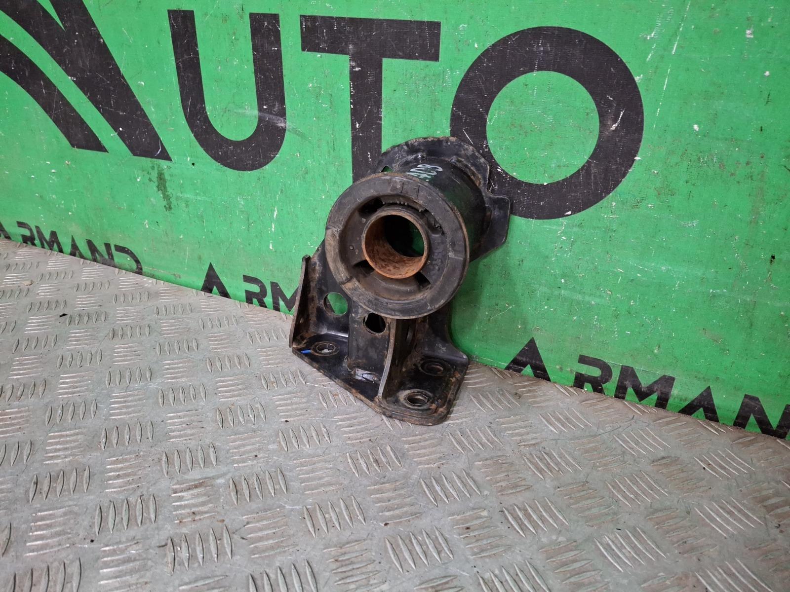 Кронштейн торсиона кабины левый Isuzu N-Series NPR Кронштейн торсиона кабины левый Isuzu N-Series NPR