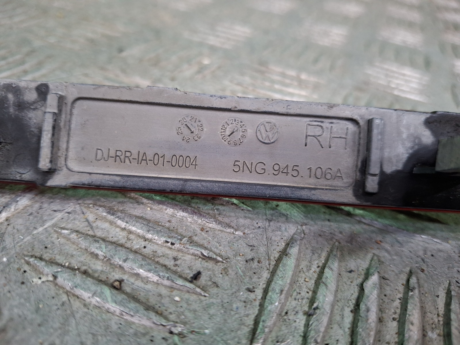 Отражатель внутренний правый Tiguan 2020-нв 2