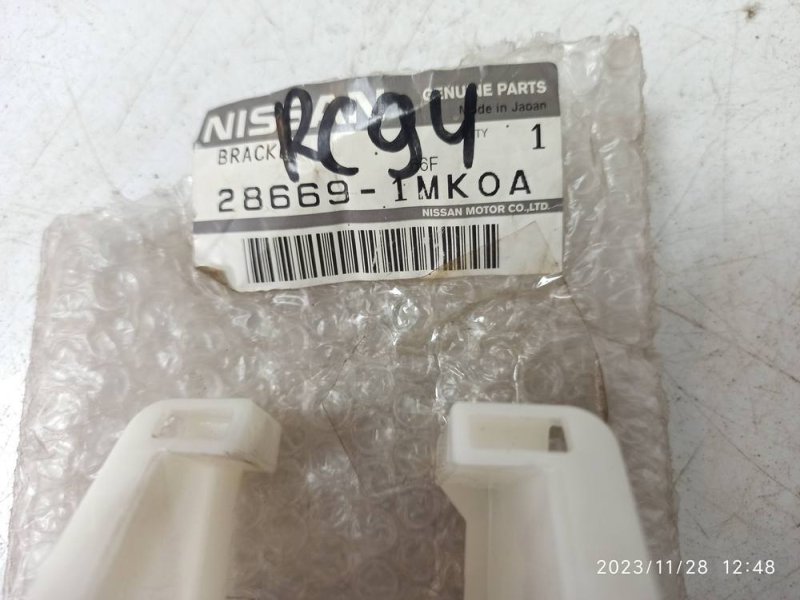 Кронштейн омывателя фары Q70 2010-19 Y51