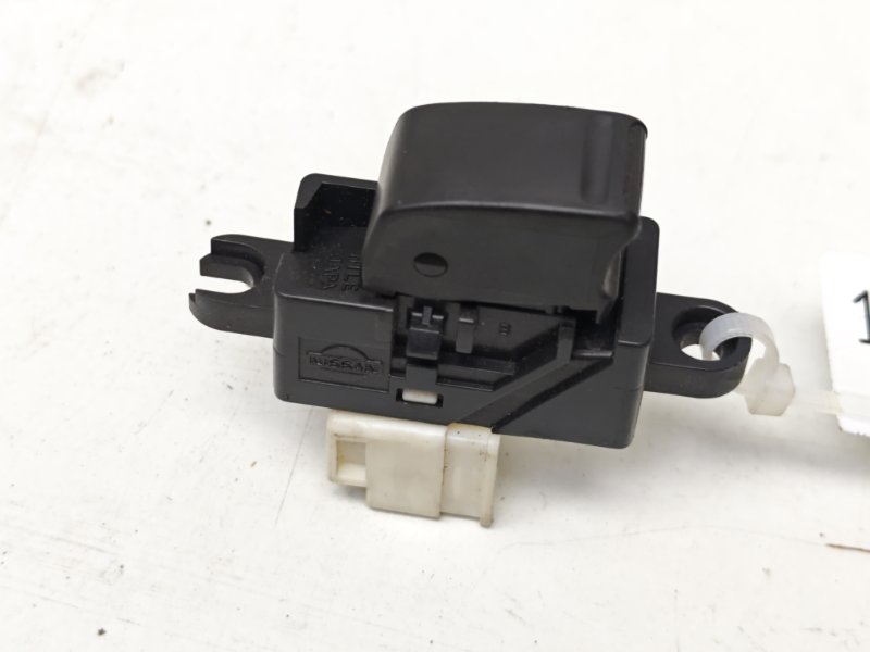 Кнопка стеклоподъемника Nissan ALMERA N16