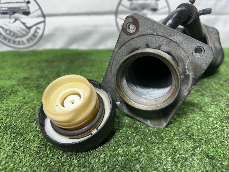 Горловина топливного бака задняя Bighorn 2001 UBS26 6VE1