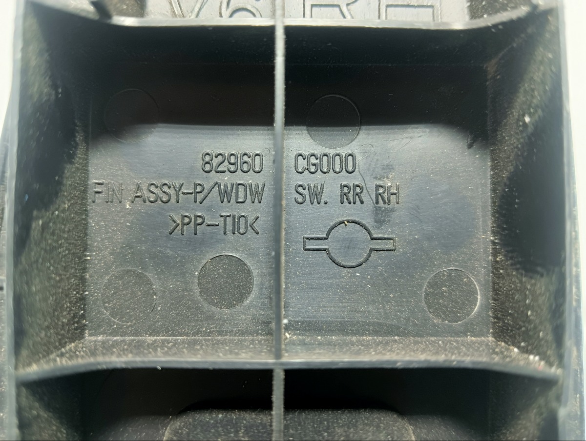 Накладка кнопок стеклоподъемника задняя правая FX35 2003 S50 VQ35DE