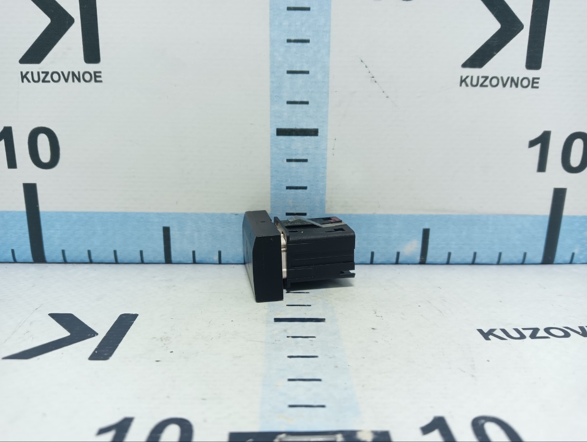 Кнопка аварийной сигнализации Polo 2018 Mk5 CWVB Кнопка аварийной сигнализации Polo 2018 Mk5 CWVB