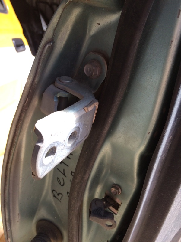 Петли на дверь Toyota Belta SCP92 передние правые верхние (б/у)