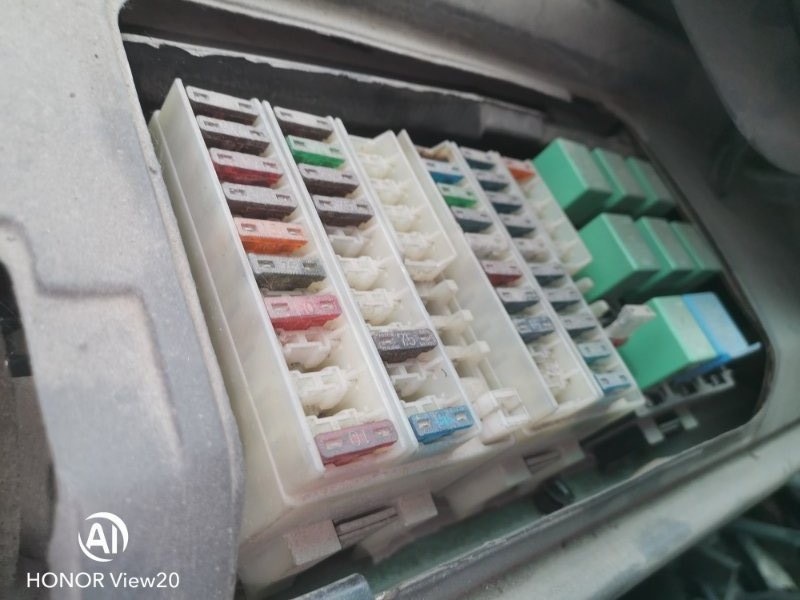 Блок предохранителей исузу nqr 90. Блок предохранителей исузу форвард. Предохранитель панели на исузу форвард. Предохранители исузу форвард. Isuzu nqr75 блок предохранителей.