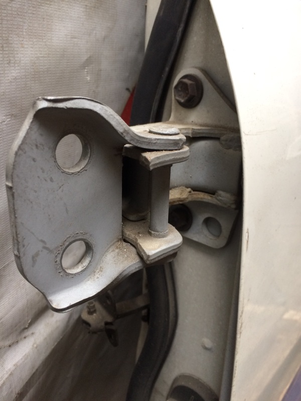 Петли на дверь Toyota Granvia KCH16 передние левые верхние (б/у)