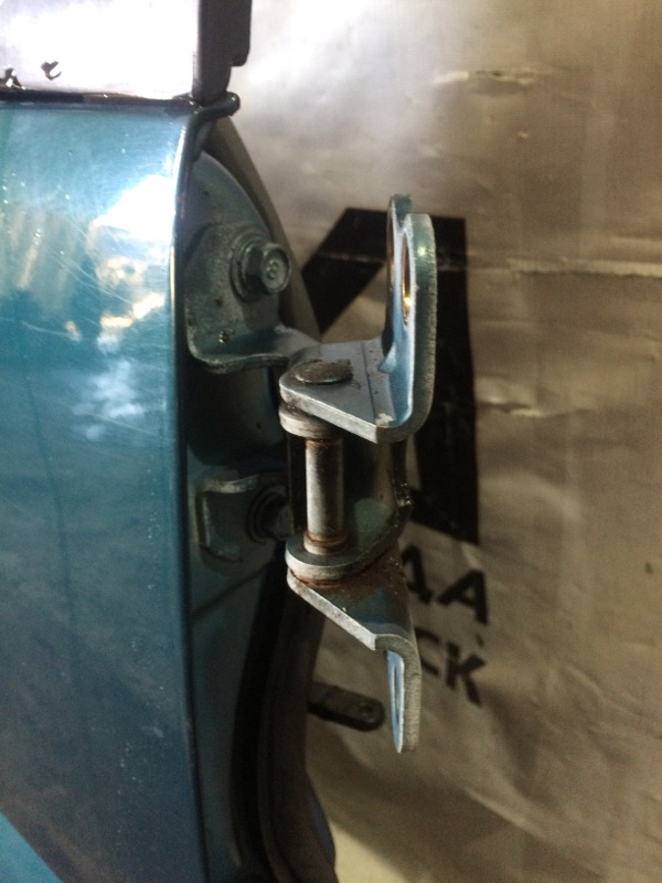 Петли на дверь Mitsubishi Delica PE8W передние правые верхние (б/у)